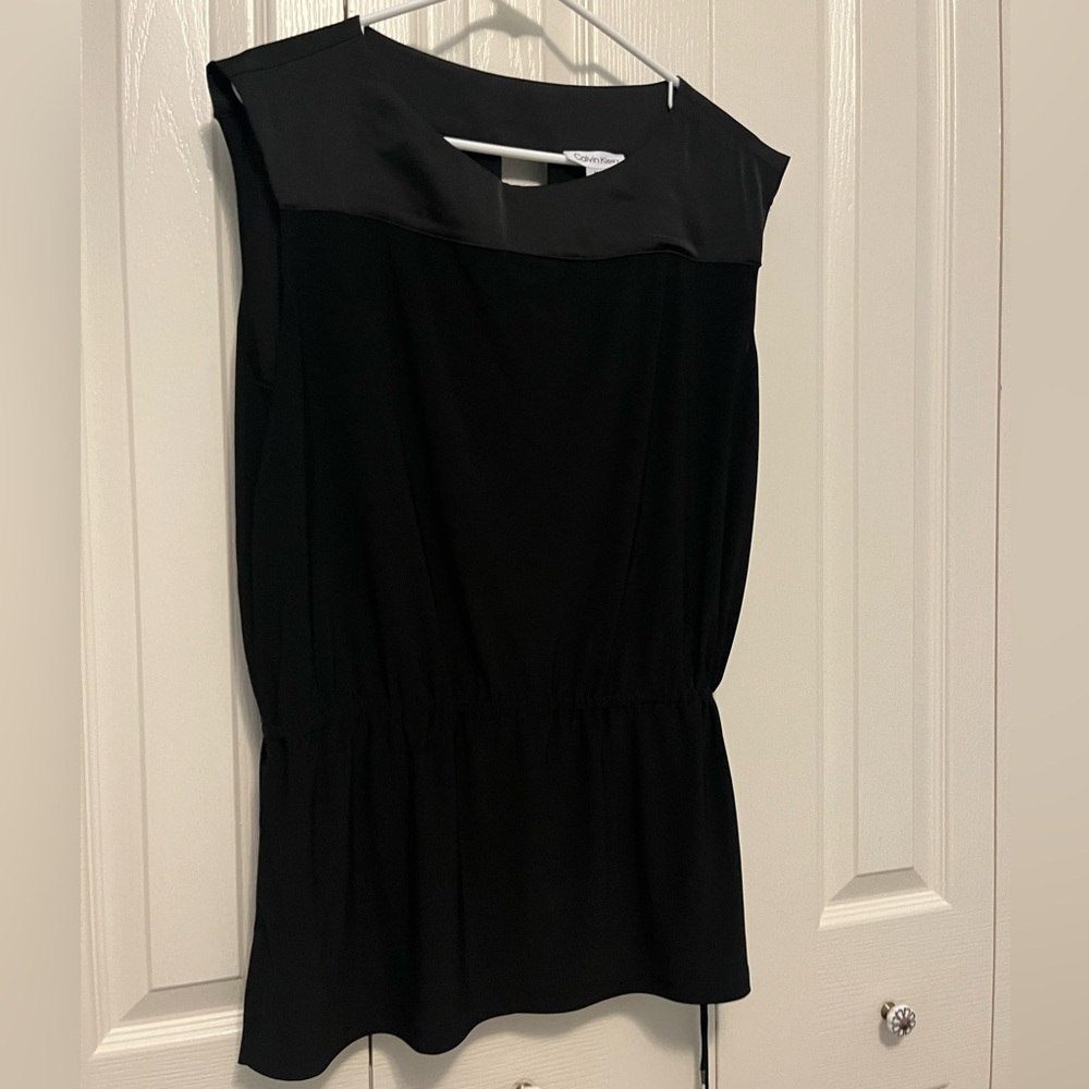 NWT Calvin Klein black tunic top with tie waist. Black. Size m.